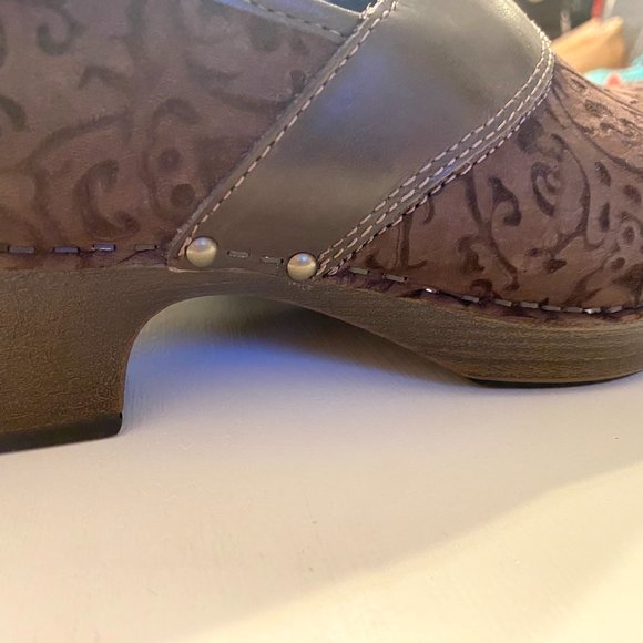 Dansko Prima Brown Floral Embossed Suede Leather Clogs EU Size 41 US Size 10.5 - Picture 4 of 12